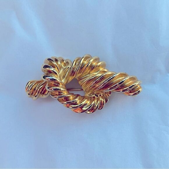 Vintage Carolee Gold Textured Knot Bow Brooch - Picture 1 of 3